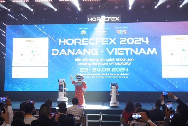 Ra mắt robot phục vụ du lịch trị giá 15.000 USD