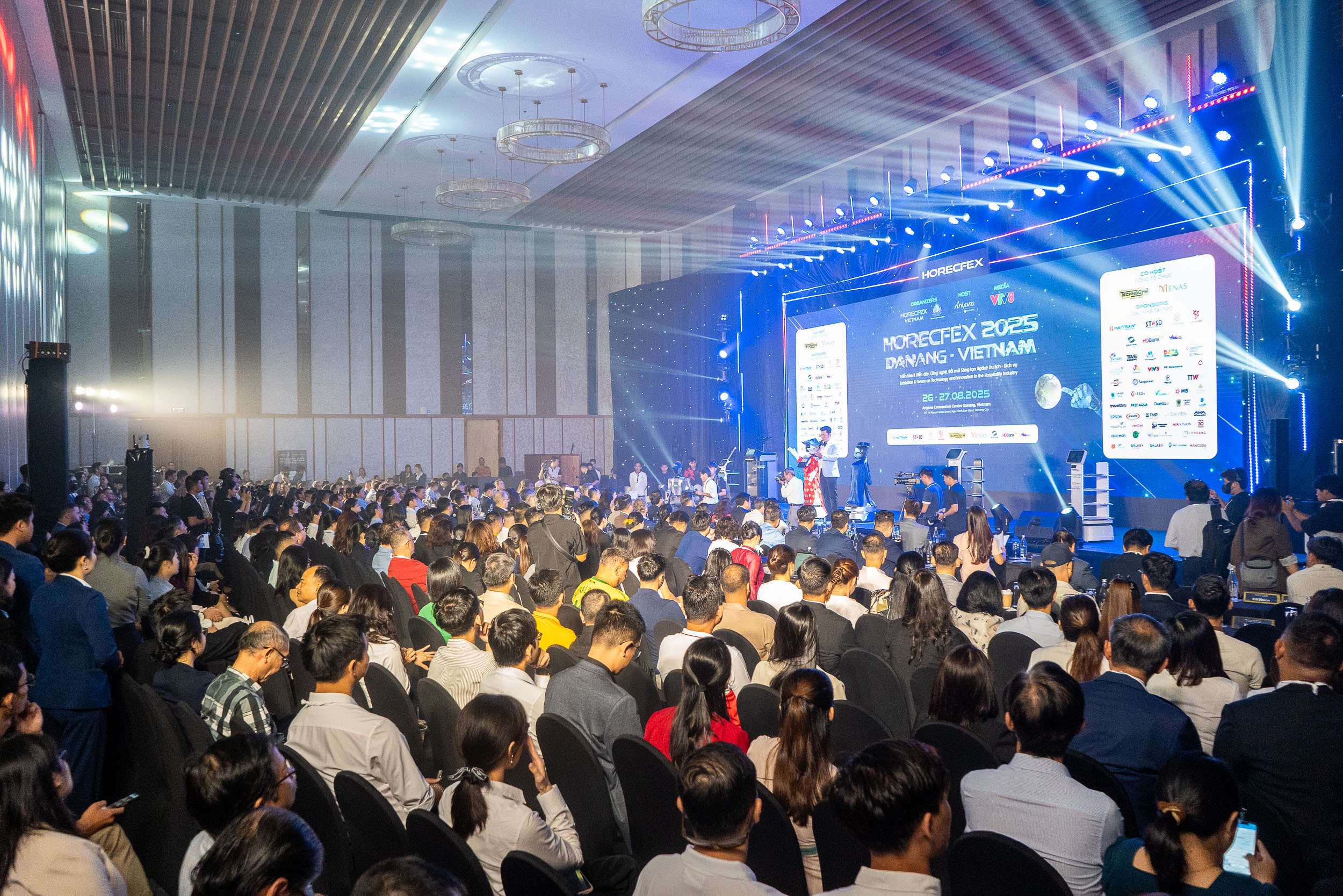 3.500 KHÁCH THAM GIA – HƠN 120 THƯƠNG HIỆU – 90+ DIỄN GIẢ – 100+ BÀI BÁO ĐƯA TIN NGAY TRONG NGÀY ĐẦU TIÊN!