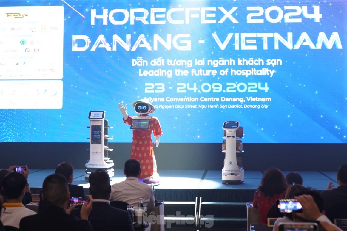 ĐÀ NẴNG: ‘Trình làng’ robot lễ tân, bồi bàn có giá hàng trăm triệu